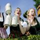 Junge Frauen singen am Samstag (22.09.2007) beim Einzug der Wiesn-Wirte auf dem Oktoberfest in München (Oberbayern) auf einem Festwagen. Auf dem 174. Oktoberfest, dem größten Volksfest der Welt, werden bis zum 07. Oktober 2007 rund sechs Millionen Menschen erwartet. Foto: Matthias Schrader dpa/lby +++(c) dpa - Bildfunk+++